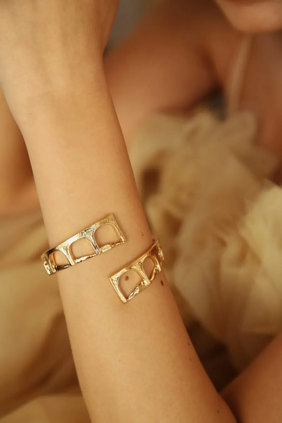 bracciale_contrari_acqued_2.webp New Bracciale Contrarié Acquedotto Bronzo Placcato Oro Bracciali
