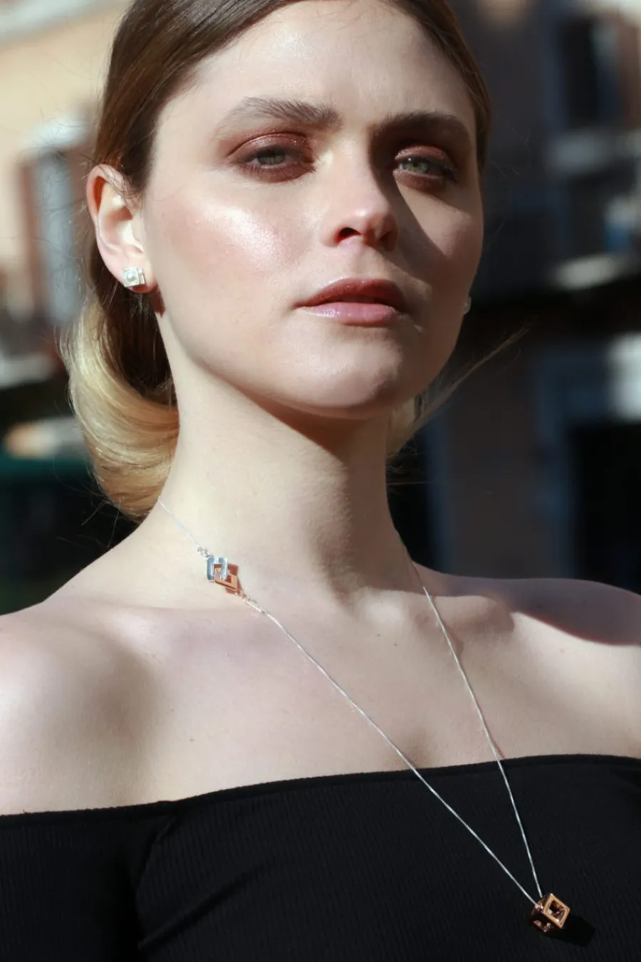 orecchini_nara_earrings_b_2.webp Outlet Orecchini Nara Earrings Bronzo Placcato Oro e Perle Orecchini