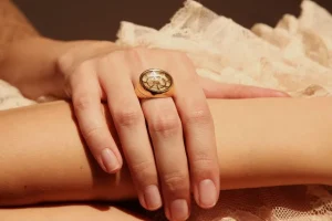 Fashion Pantheon signet ring for her in gold plated silver Anelli